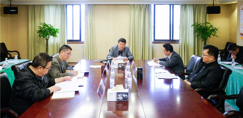 省玩彩网集团党委召开中心组（扩大）聚会转达学习党的十九届四中全会精神