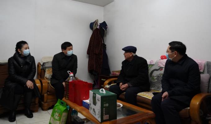 省国资委党委委员、副主任任兴文春节前夕带队走访慰问玩彩网集团老党员