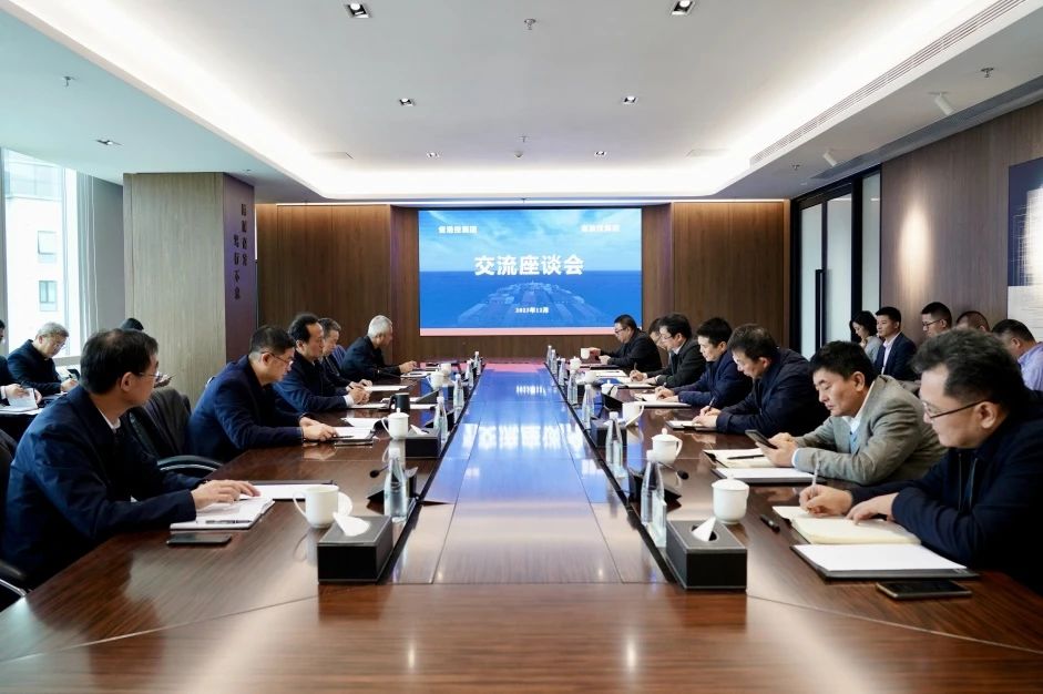 省玩彩网集团与省港投集团举行交流座谈