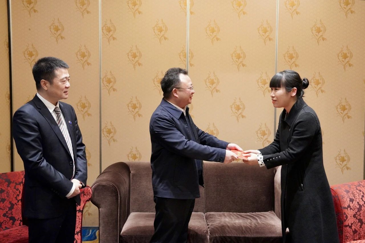 省国资委党委委员、副主任何政一行走访慰问省玩彩网集团生涯难题党员