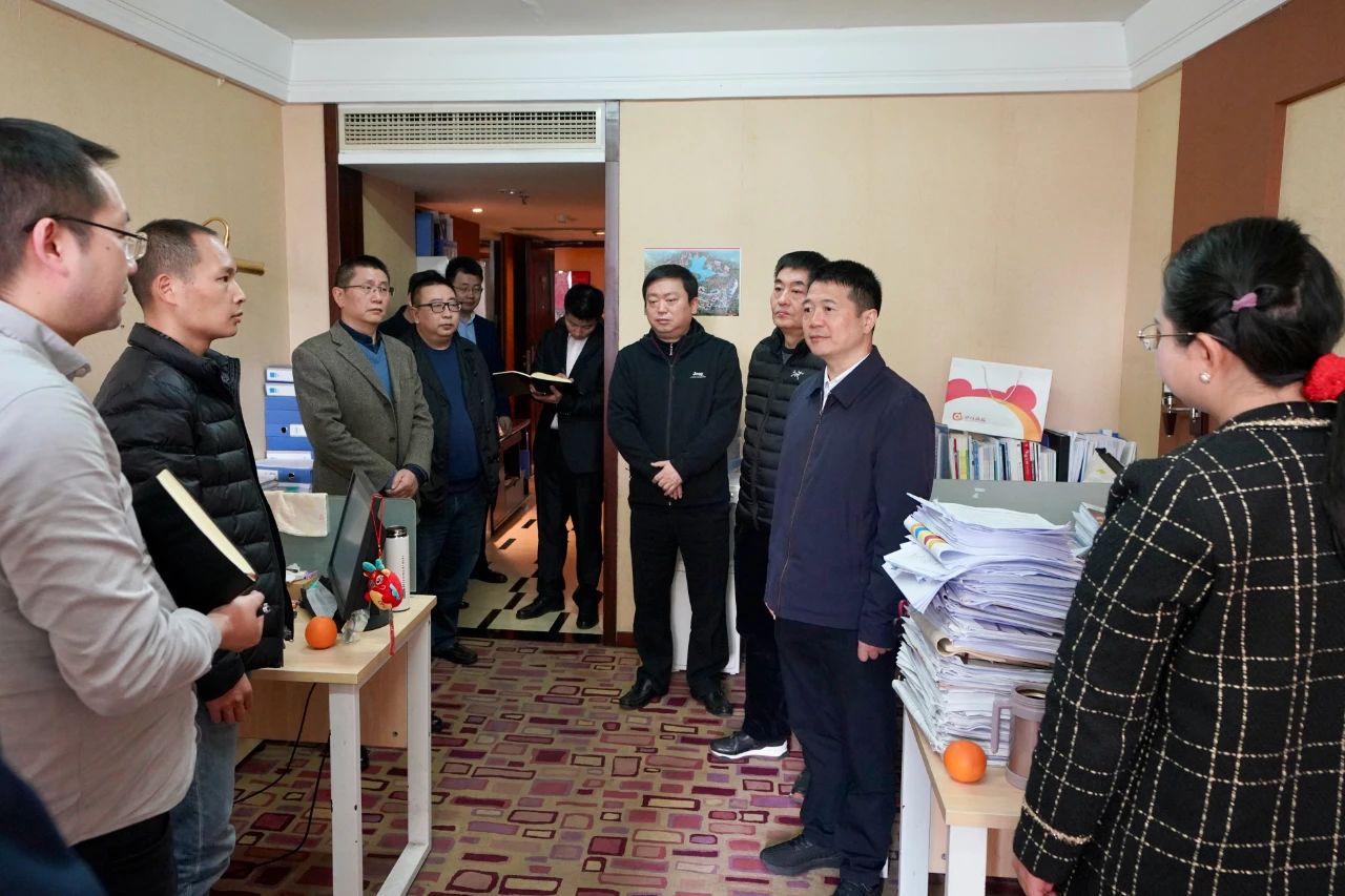 迎新春，，，，鼓劲头，，，，开新局！省玩彩网集团向导班子慰问总部干部员工