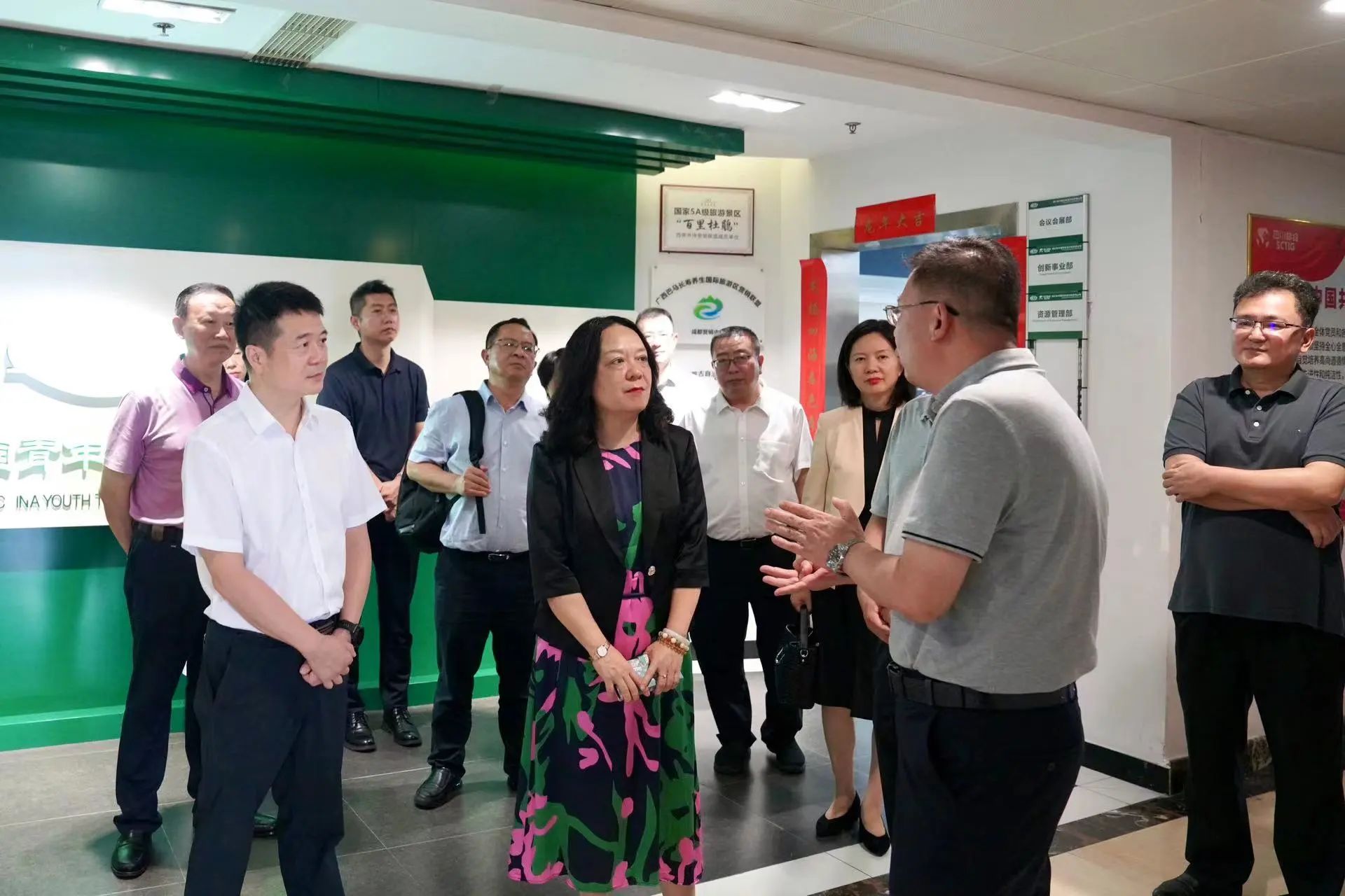 省委外办主任张涛一行赴省玩彩网集团调研指导事情