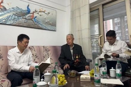 省玩彩网集团党委国庆节前夕走访慰问老干部老党员