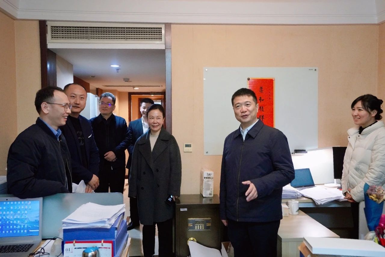 温暖启航，，，，，，共赴新篇！—— 省玩彩网集团向导走访慰问干部职工