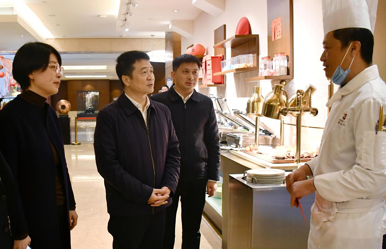 省玩彩网集团向导率队开展春节前走访慰问