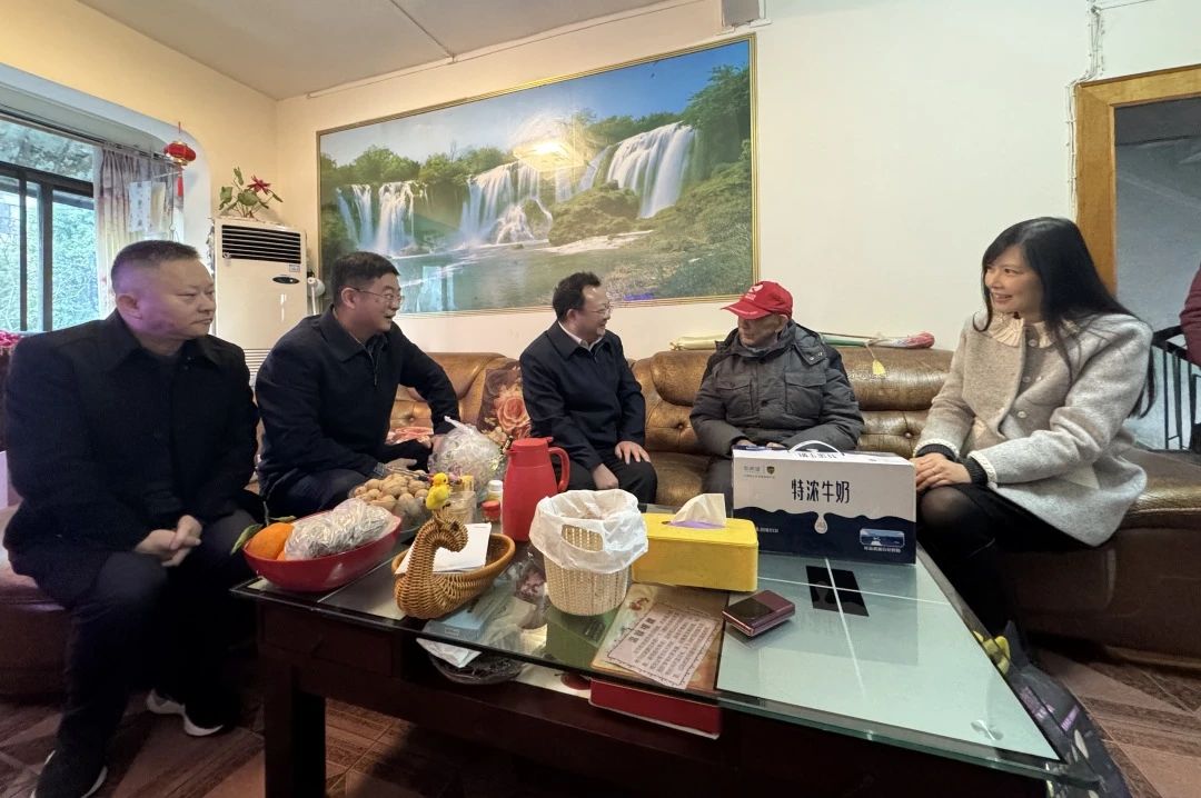 省国资委党委委员、副主任何政走访慰问省玩彩网集团老党员、老干部